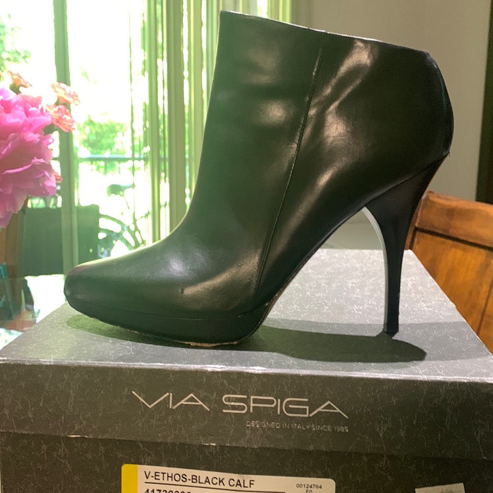 Sleek and sexy Via Spiga Bootie